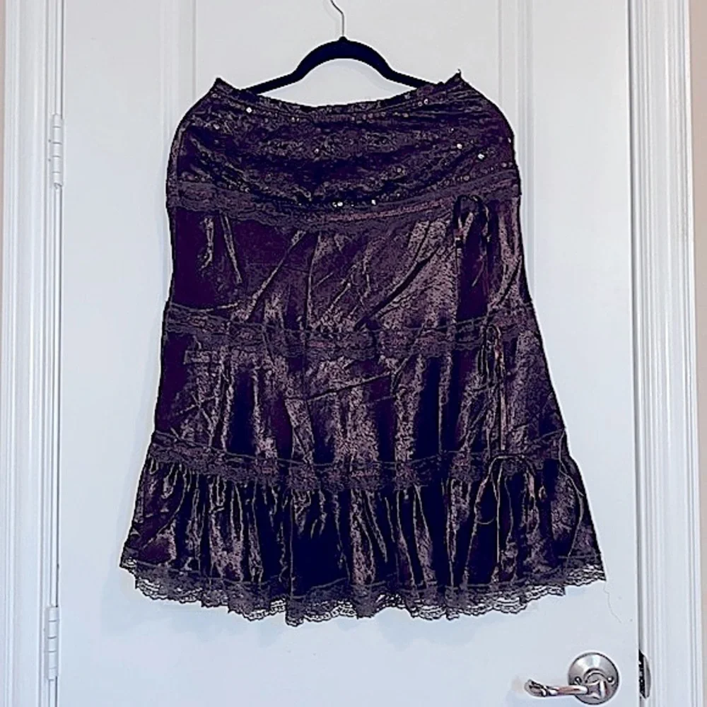 Aziz Knee Length Brown Skirt With Ribbon & Lace Design Size M